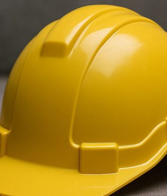 Paura alla DHL, bancale cade e colpisce un operaio