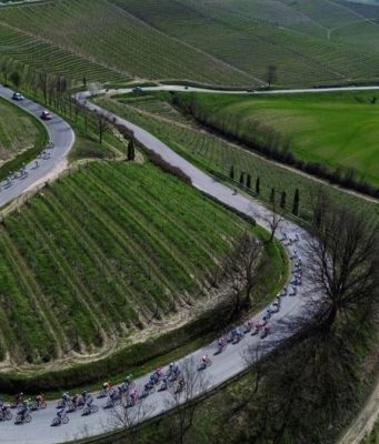 Coppi e Bartali, tappa nel Lodigiano: volata in vista, incognita vento