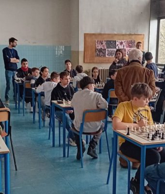Scacchi a scuola, medie e superiori in gara tra strategia e fair play