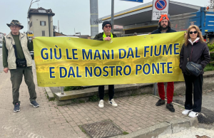 Ponte Napoleonico chiuso, scatta la protesta: “Giù le mani dal fiume e dal nostro ponte”