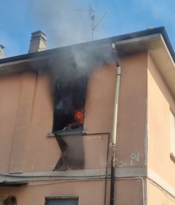 Incendio in casa a Castiglione d’Adda: fiamme in cucina