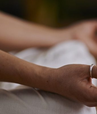 Lo yoga conquista gli over 65, tornano le lezioni di S.I.L.V.E.R.
