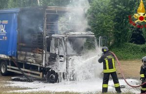 Furgone in fiamme sulla Paullese a Montanaso: conducente illeso