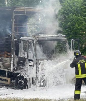 Furgone in fiamme sulla Paullese a Montanaso: conducente illeso