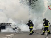 Paura a Castiglione d’Adda, auto distrutta dalle fiamme