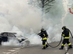 Paura a Castiglione d’Adda, auto distrutta dalle fiamme