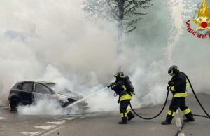 Paura a Castiglione d’Adda, auto distrutta dalle fiamme