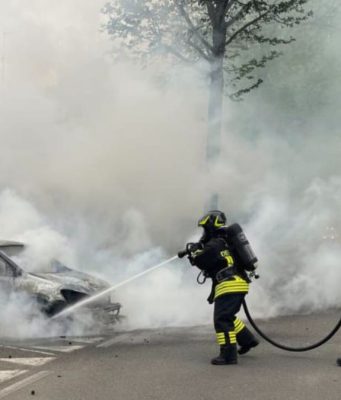 Paura a Castiglione d’Adda, auto distrutta dalle fiamme