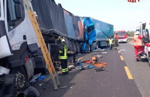 Maxi incidente in A1 a Guardamiglio: cinque mezzi pesanti coinvolti