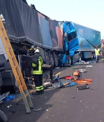 Maxi incidente in A1 a Guardamiglio: cinque mezzi pesanti coinvolti