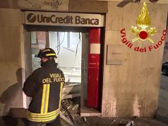 Assalto al bancomat nella notte: banda in fuga con il bottino
