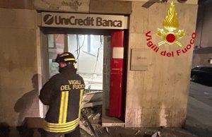 Assalto al bancomat nella notte: banda in fuga con il bottino