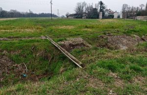 Palo telefonico a terra da due mesi: segnalazioni senza risposta