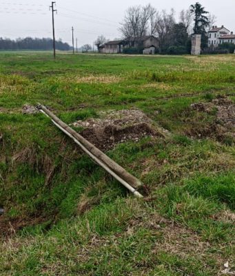 Palo telefonico a terra da due mesi: segnalazioni senza risposta