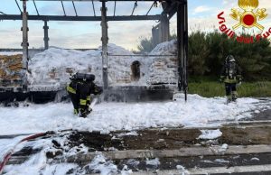 Incendio autotreno sulla SP 115 a Lodi Vecchio