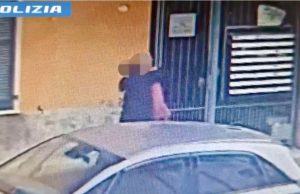 Furto con la “tecnica dell’abbraccio”: 30enni denunciati