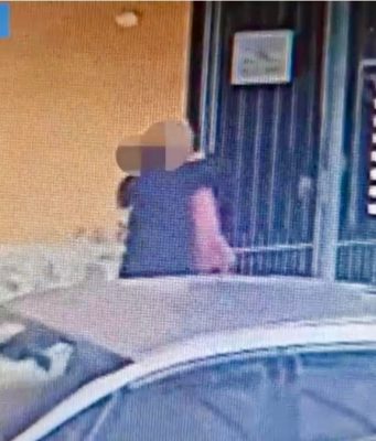 Furto con la “tecnica dell’abbraccio”: 30enni denunciati