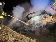 Suv rubato e incendiato nei campi