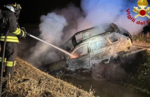 Suv rubato e incendiato nei campi