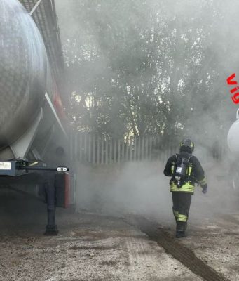Acido cloridrico fuoriesce da una cisterna: allarme a Lodi Vecchio