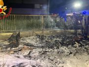 Incendio in viale Torino: distrutta una roulotte usata come dormitorio