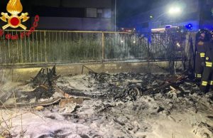 Incendio in viale Torino: distrutta una roulotte usata come dormitorio
