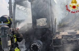 Autoarticolato in fiamme sull’A1 a Villanova del Sillaro