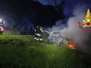 Auto abbandonata in fiamme a Senna Lodigiana
