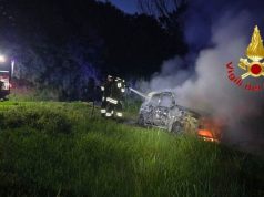 Auto abbandonata in fiamme a Senna Lodigiana