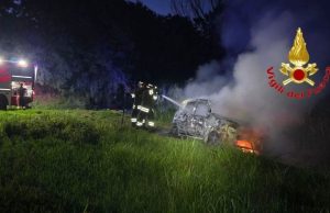 Auto abbandonata in fiamme a Senna Lodigiana