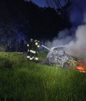 Auto abbandonata in fiamme a Senna Lodigiana