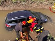Auto finisce in un canale: soccorsa una donna