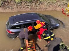 Auto finisce in un canale: soccorsa una donna