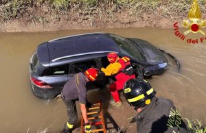 Auto finisce in un canale: soccorsa una donna