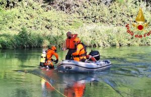 Auto nella Muzza: soccorsi al lavoro per il recupero del conducente